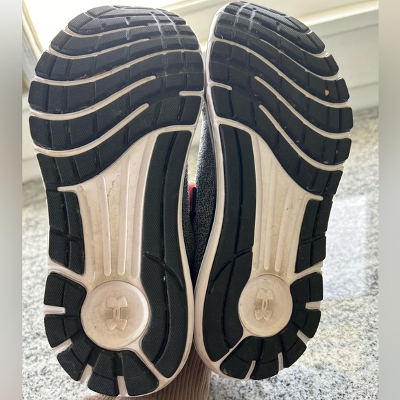 Women’s size 7 Under Armour Speed form tennis shoes - Picture 4 of 5